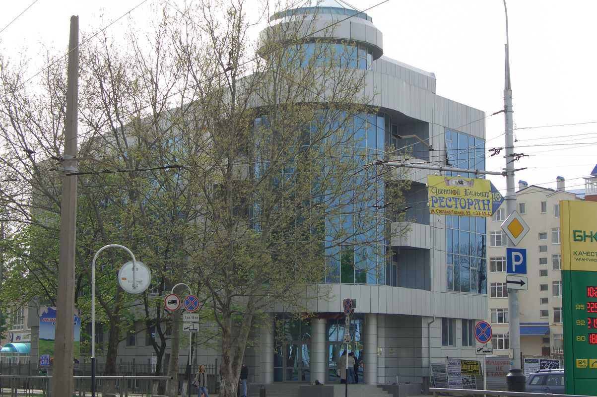 Здание Южного Института Менеджмента по ул.Ставропольская в г.Краснодаре